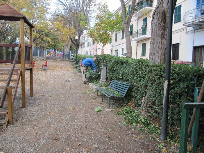 Sanremo: iniziati la settimana scorsa i lavori di manutenzione delle aree verdi di Bussana Sanremo: iniziati la settimana scorsa i lavori di manutenzione delle aree verdi di Bussana