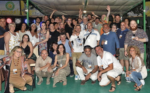 Sanremo: Agostino va in pensione e organizza una festa per settanta persone dopo 36 anni di lavoro (Foto)
