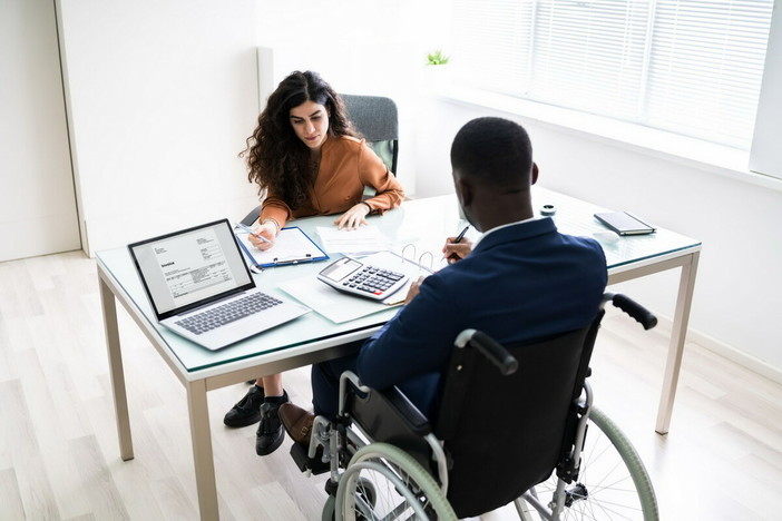 Legge 68/99: obblighi e scadenze per l’inserimento lavorativo delle persone con disabilità Legge 68/99: obblighi e scadenze per l’inserimento lavorativo delle persone con disabilità