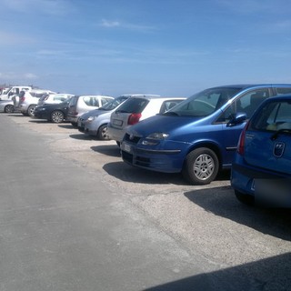 Sanremo: parcheggio in zona vietata in Pian di Nave, con il rischio della mareggiata
