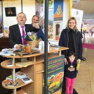 Azienda 'bio' di Seborga presentata alla Fiera di Nizza la sua confettura di arance e mimosa
