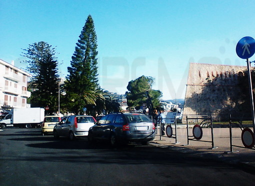 Sanremo: ancora parcheggio selvaggio nella zona di Santa Tecla, la protesta di un nostro lettore