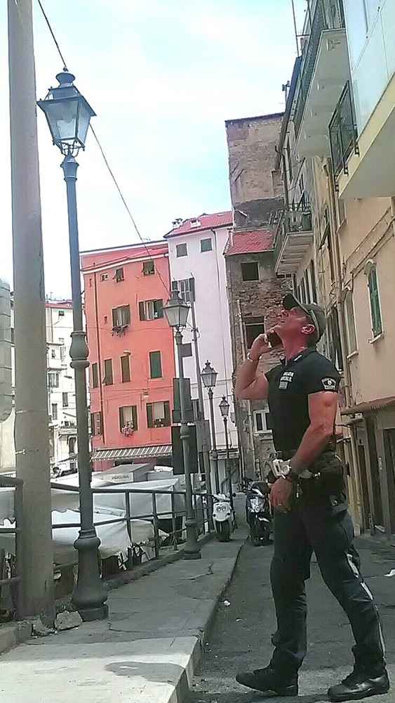 Sanremo: crepa in un palo di cemento vicino all'Annonario, intervento della Polizia Municipale (Foto) Sanremo: crepa in un palo di cemento vicino all'Annonario, intervento della Polizia Municipale (Foto)