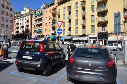 Sanremo: dopo la lite ed il colpo di pistola di ieri, posto di controllo dei Carabinieri oggi in via Martiri Sanremo: dopo la lite ed il colpo di pistola di ieri, posto di controllo dei Carabinieri oggi in via Martiri