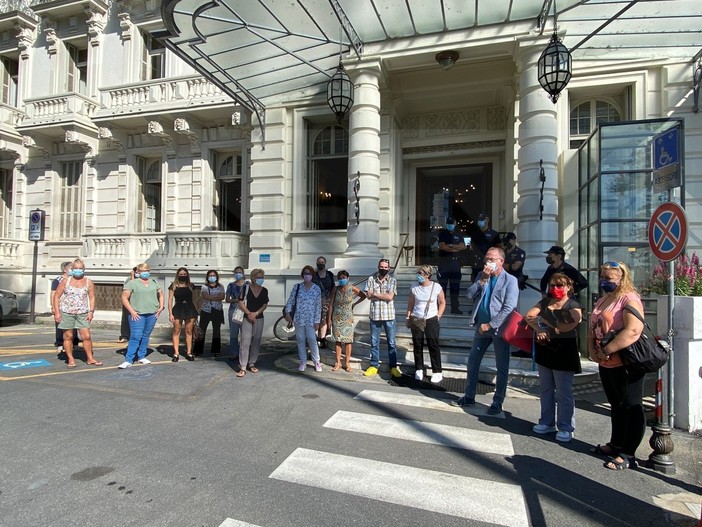 Sindacati e lavoratori di 'Casa Serena' davanti a palazzo Bellevue Sindacati e lavoratori di 'Casa Serena' davanti a palazzo Bellevue