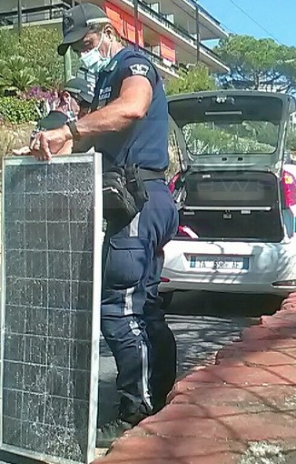 Sanremo: pannello solare finisce sull'asfalto in corso Cavallotti, centauro rischia di cadere (Foto)