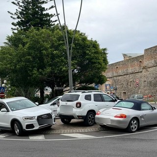 Sanremo, parcheggi selvaggi attorno alla rotonda di giardini Vittorio Veneto all’ora di pranzo sul porto (Foto)