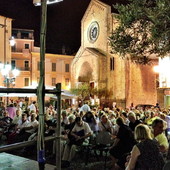 Sanremo, la cultura restituisce piazza San Siro alla convivialità. I residenti: "Eventi e turisti frenano i disagi" Sanremo, la cultura restituisce piazza San Siro alla convivialità. I residenti: "Eventi e turisti frenano i disagi"