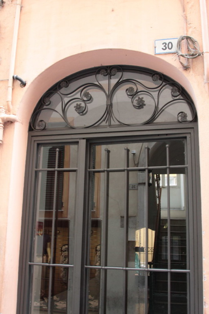 Sanremo: 'movida' e portone divelto in via Gaudio, intervento di una nostra lettrice Sanremo: 'movida' e portone divelto in via Gaudio, intervento di una nostra lettrice
