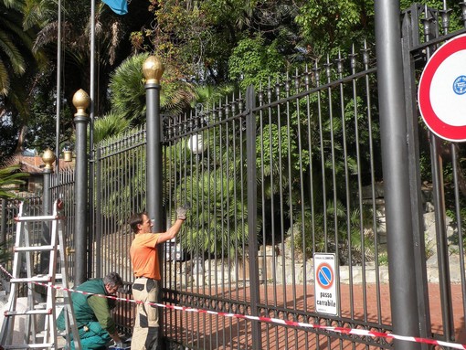 Sanremo: iniziata la verniciatura dei cancelli di Villa Ormond, proseguirà anche nei prossimi giorni Sanremo: iniziata la verniciatura dei cancelli di Villa Ormond, proseguirà anche nei prossimi giorni