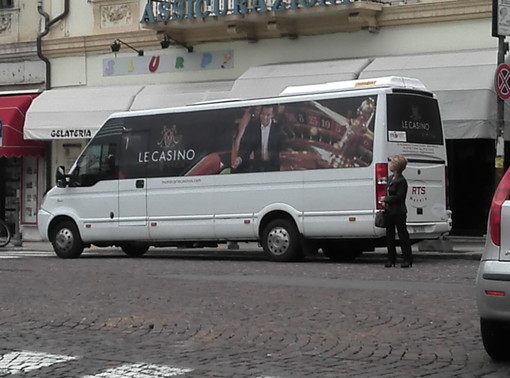 Sanremo: pulmino del Casinò di Montecarlo in piazza Colombo, le perplessità di un lettore