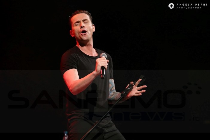 Sanremo: 'Ormai sono una Milf', successo ieri all'Ariston per 'Pintus', le foto di Angela Perri