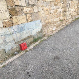 Sanremo: rifiuti abbandonati in strada, questa volta una porta di vetro a pochi metri dal Golf (Foto) Sanremo: rifiuti abbandonati in strada, questa volta una porta di vetro a pochi metri dal Golf (Foto)