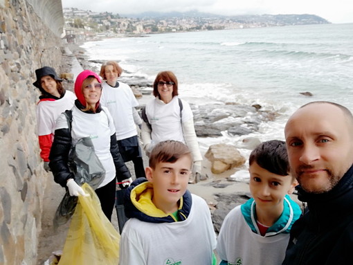 Sanremo: anche il gruppo di acquisto solidale 'Gasgas' alla Pulizia delle spiagge di oggi (Foto) Sanremo: anche il gruppo di acquisto solidale 'Gasgas' alla Pulizia delle spiagge di oggi (Foto)