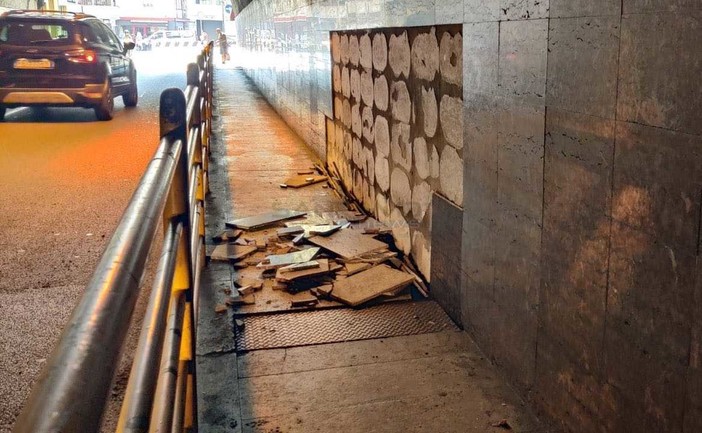 Le piastrelle cadute in galleria Francia Le piastrelle cadute in galleria Francia