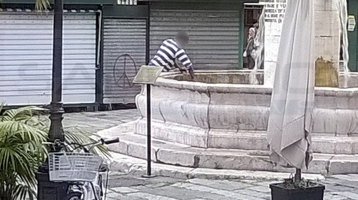Sanremo: "Scene di vita quotidiana in piazza Eroi", il CdQ 'La Pigna' denuncia l'uso improprio della fontana 'Siro Carli'