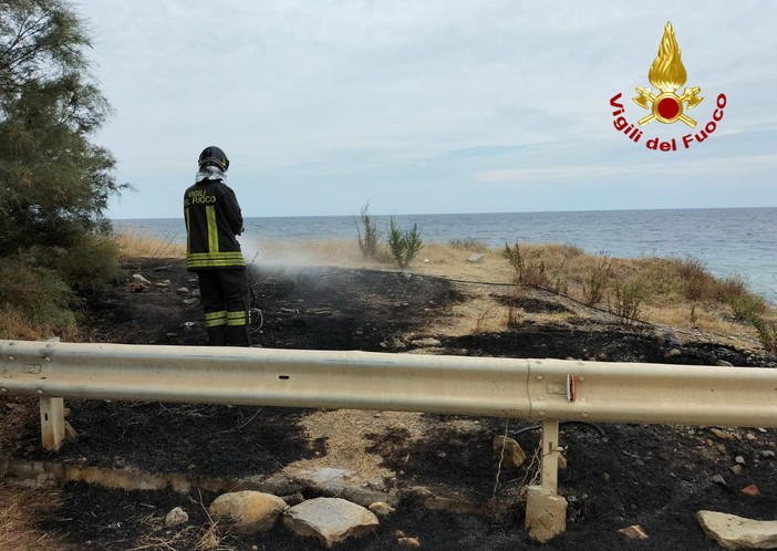 Sanremo: incendio di sterpaglie nella zona della ciclabile a Capo Verde, intervento dei Vigili del Fuoco Sanremo: incendio di sterpaglie nella zona della ciclabile a Capo Verde, intervento dei Vigili del Fuoco