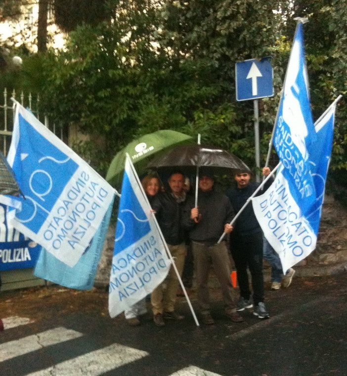 Oggi manifestazione e volantinaggio dei sindacati di polizia di fronte alla Prefettura di Imperia