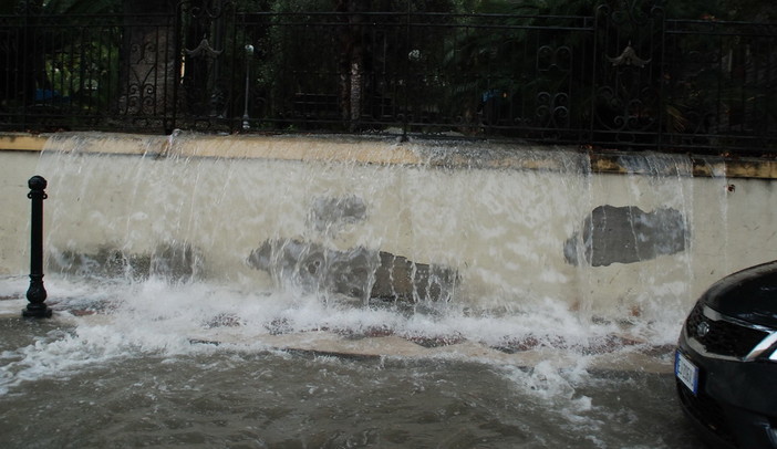 Sanremo: pioggia forte in tutta la provincia ed alcune strade allagate, le foto di Villa Ormond