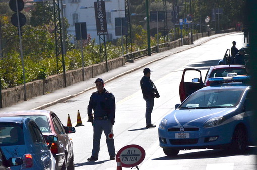 Sanremo: 'Senza fretta... senza tregua', nuovi posti di blocco della Polizia, fermate molte auto Sanremo: 'Senza fretta... senza tregua', nuovi posti di blocco della Polizia, fermate molte auto
