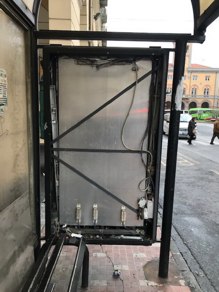 Imperia: pensilina alla fermata dell'autobus vandalizzata da tempo, la segnalazione di un lettore (Foto)