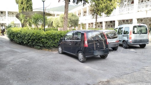 Taggia: parcheggi non consentiti e manovre 'azzardate' al cimitero, le proteste dei cittadini (Foto)
