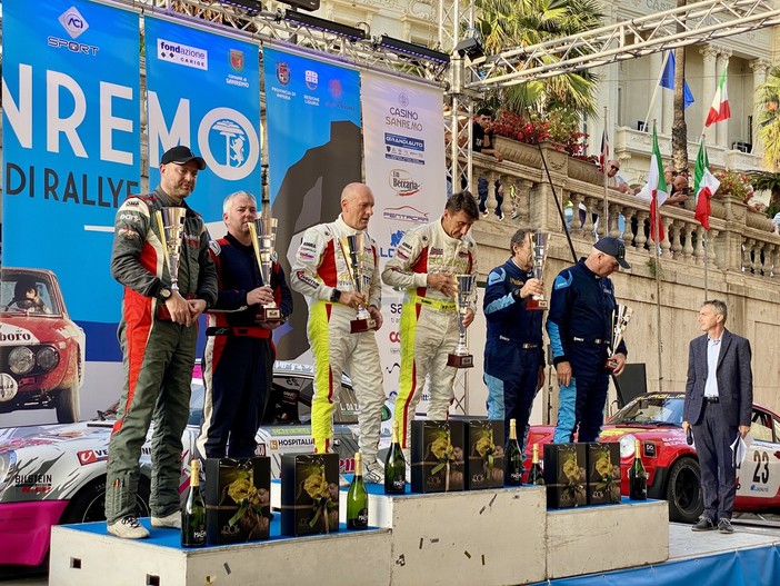 Le immagini del podio sotto al Casinò di Sanremo Le immagini del podio sotto al Casinò di Sanremo