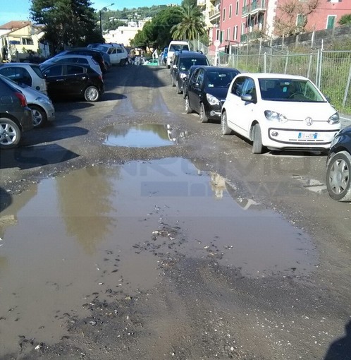Arma di Taggia: fango e pozzanghere nel parcheggio sotto la vecchia stazione, proteste degli automobilisti (Foto)