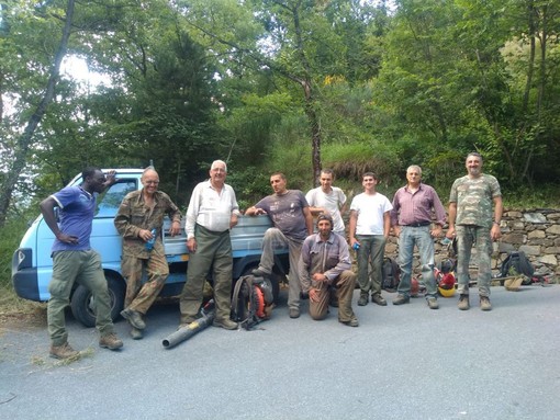 Molini di Triora: volontari e amministratori in azione per lo sfalcio e la pulizia della strada per Grattino
