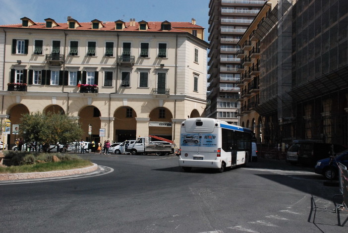 Imperia: iniziati ieri i lavori in piazza Dante per ricavare nuovo posti per le moto Imperia: iniziati ieri i lavori in piazza Dante per ricavare nuovo posti per le moto