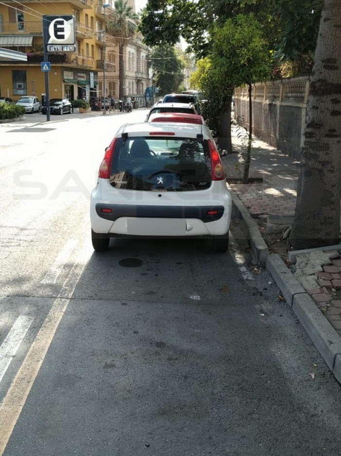 Sanremo: parcheggio 'selvaggio' continuo sul carico e scarico a San Martino, le preoccupazioni dei commercianti (Foto)