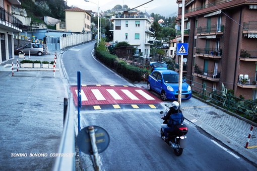 Sanremo: dopo quello di via Pietro Agosti installato il passaggio 'rialzato' in strada Sen. Marsaglia (Foto) Sanremo: dopo quello di via Pietro Agosti installato il passaggio 'rialzato' in strada Sen. Marsaglia (Foto)