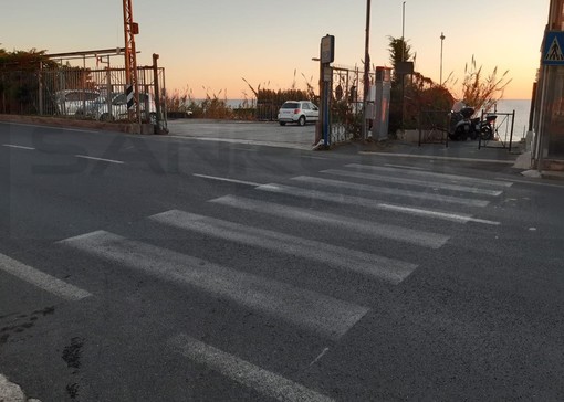 Sanremo: passaggio pedonale 'scolorito' sull'Aurelia, la segnalazione del nostro lettore Massimo (Foto)