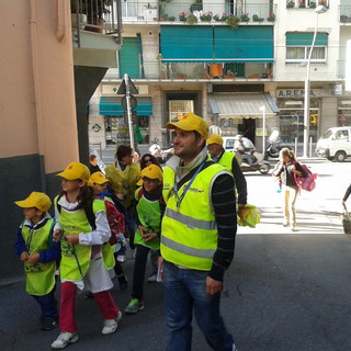 Sanremo: questa mattina è stata festeggiata la conclusione del periodo sperimentale del 'Pedibus'