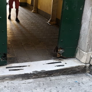 Sanremo: portone di palazzo Roverizio rovinato dal tempo, un pericolo per l'incolumità dei passanti (Foto)