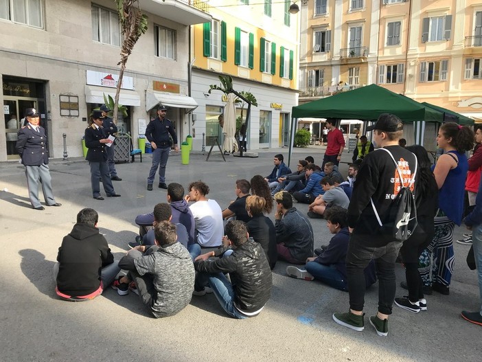 Sanremo: la Polizia di Stato in piazza con il progetto 'Blue Box', contro bullismo, droga e violenze (Foto e Video)