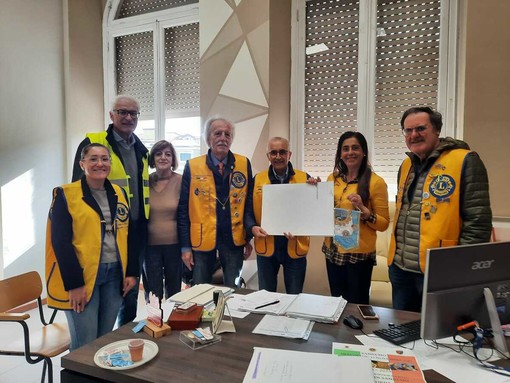 Sanremo: 'Poster per la Pace', gli studenti di via Volta portano un messaggio di unione al mondo con i Lions (Foto) Sanremo: 'Poster per la Pace', gli studenti di via Volta portano un messaggio di unione al mondo con i Lions (Foto)