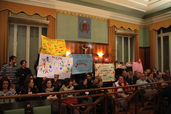Sanremo: le mamme manifestano in Consiglio Comunale contro la paventata chiusura degli asili nido (foto e videointervista) Sanremo: le mamme manifestano in Consiglio Comunale contro la paventata chiusura degli asili nido (foto e videointervista)