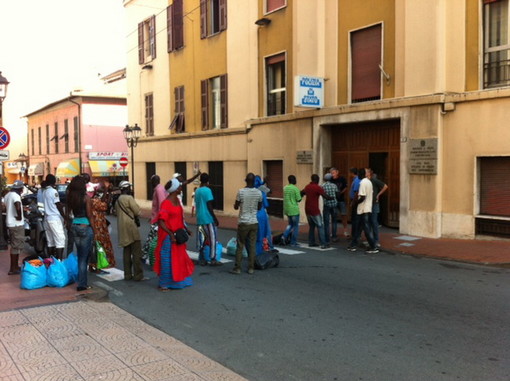 Ventimiglia: al grido di 'Polizia assassina' esplode la protesta dei senegalesi in città