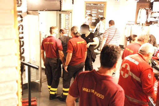 Sanremo: passeggino incastrato nell'ascensore all'Ovs, per fortuna nessun ferito Sanremo: passeggino incastrato nell'ascensore all'Ovs, per fortuna nessun ferito