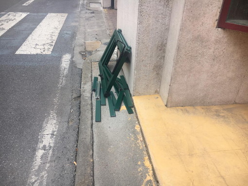 Imperia: per il vento cade una persiana in via Bonfante, intervento di Vigili del Fuoco e Polizia (Foto)