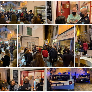 Sanremo: prima l'annuncio sui social poi la mancata chiusura alle 18, serata di protesta in via Corradi (Foto e Video) Sanremo: prima l'annuncio sui social poi la mancata chiusura alle 18, serata di protesta in via Corradi (Foto e Video)