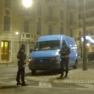 Sanremo: parcheggio selvaggio e creativo ai giardini Vittorio Veneto, con decine di posti vuoti sul lungomare