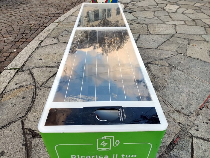 Sanremo: vandalizzata una delle due panchine per ricaricare i cellulari in piazza Colombo (Foto) Sanremo: vandalizzata una delle due panchine per ricaricare i cellulari in piazza Colombo (Foto)