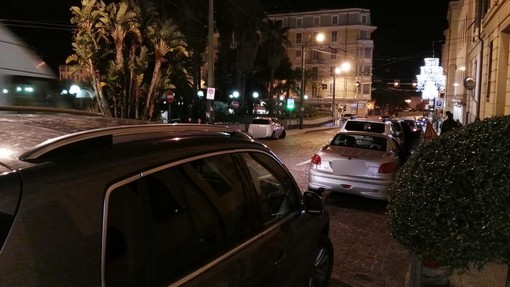 Sanremo: parcheggio 'selvaggio' in via Asquasciati con molti posti liberi nei posteggi del centro Sanremo: parcheggio 'selvaggio' in via Asquasciati con molti posti liberi nei posteggi del centro