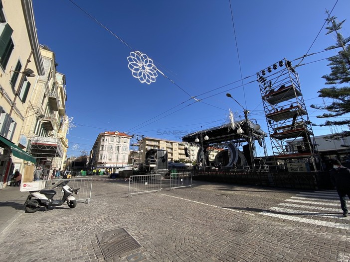 Il palco di piazza Colombo