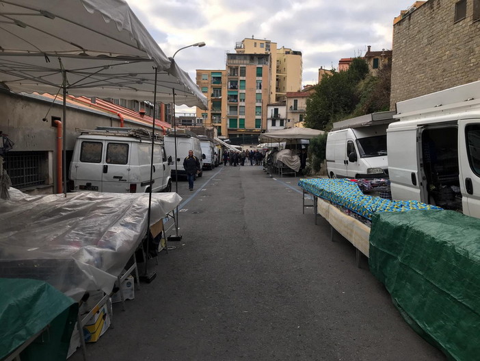 I banchi dietro al Mercato Annonario