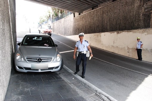 L'auto parcheggiata nel sottopasso
