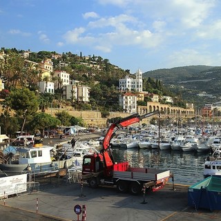 Bordighera: un mosaico sulla parete interna della diga foranea del porticciolo turistico, l’installazione di Mario Bagalà potrebbe concorrere al ‘Guinnes dei primati’ Bordighera: un mosaico sulla parete interna della diga foranea del porticciolo turistico, l’installazione di Mario Bagalà potrebbe concorrere al ‘Guinnes dei primati’