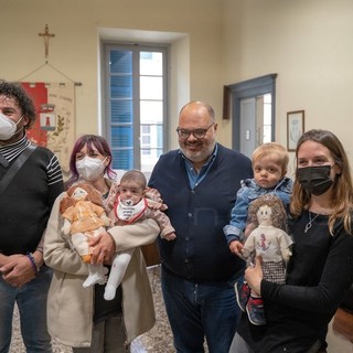 A Riva Ligure una 'Pigotta' per ogni nuovo nato nel 2021, consegnate le prime due bambole dell'UNICEF A Riva Ligure una 'Pigotta' per ogni nuovo nato nel 2021, consegnate le prime due bambole dell'UNICEF